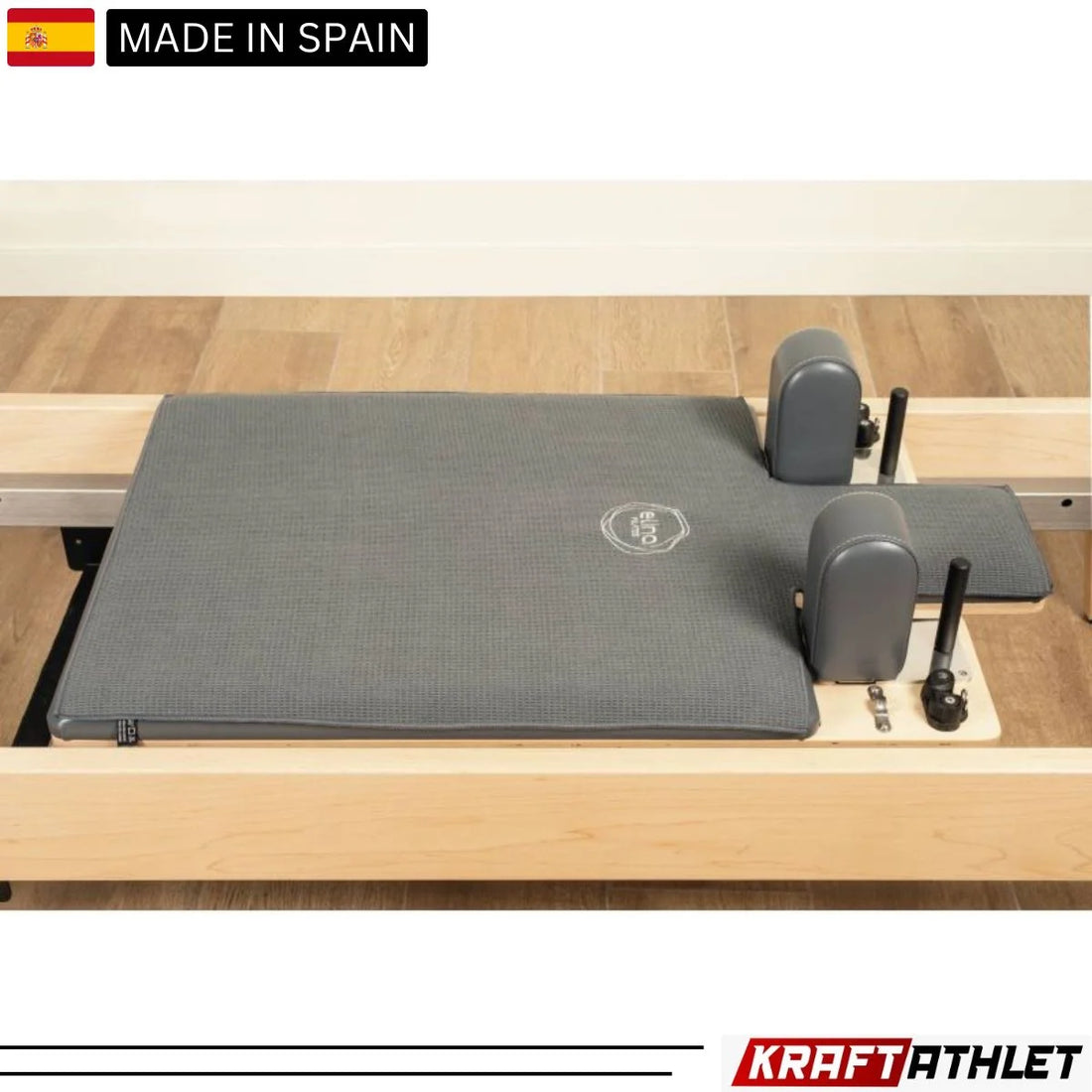 "Elina Pilates Reformer Towel – grey microfiber towel with anti-slip base, designed for hygiene and comfort during Pilates machine exercises."

