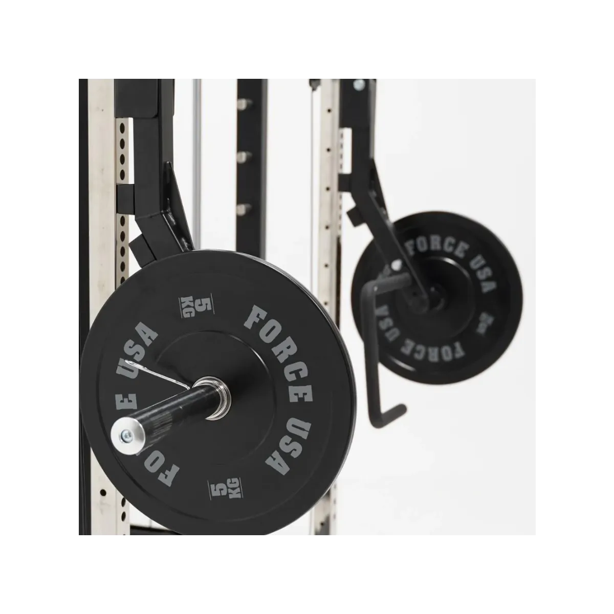 Force USA G6 Jammer Arms an einem All-In-One Trainer, bereit für intensive Kraftübungen.