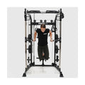  Force USA Dip-Barren angebracht an einem All-In-One Trainer für Dips.