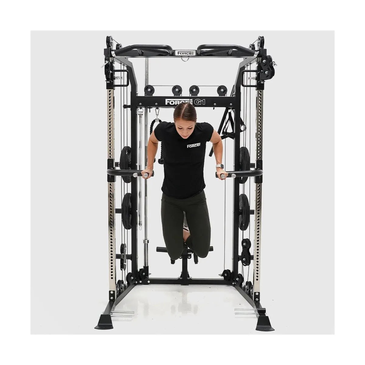  Force USA Dip-Barren angebracht an einem All-In-One Trainer für Dips.