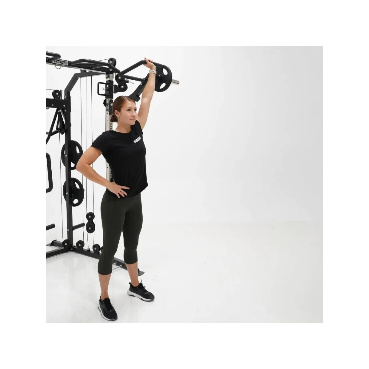 Force USA G6 Jammer Arms an einem All-In-One Trainer, bereit für intensive Kraftübungen.