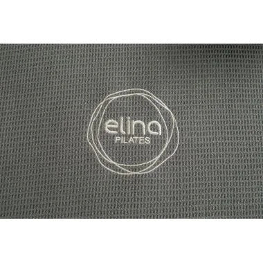 "Elina Pilates Reformer Towel – grey microfiber towel with anti-slip base, designed for hygiene and comfort during Pilates machine exercises."

